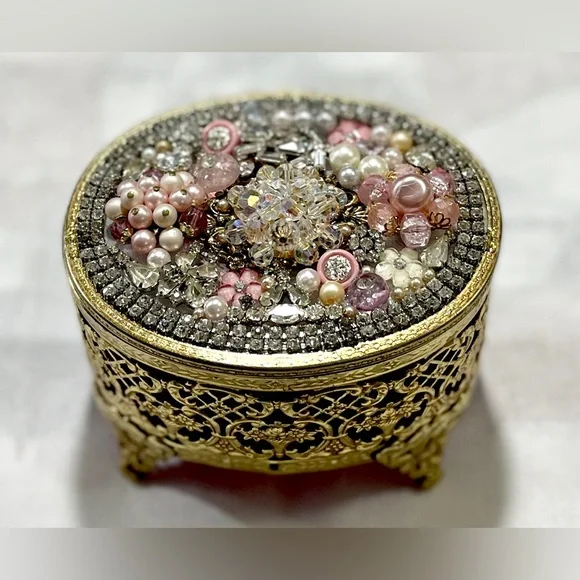 ✨ Vintage Hand-Embellished Brass Jewelry Box – One-of-a-Kind Beauty ✨ - Picture 2 of 5
